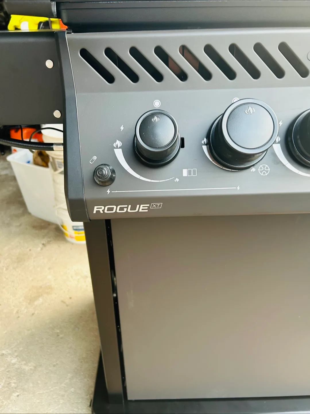 Napoleon Rogue XT Gas Grill image indicator(2)