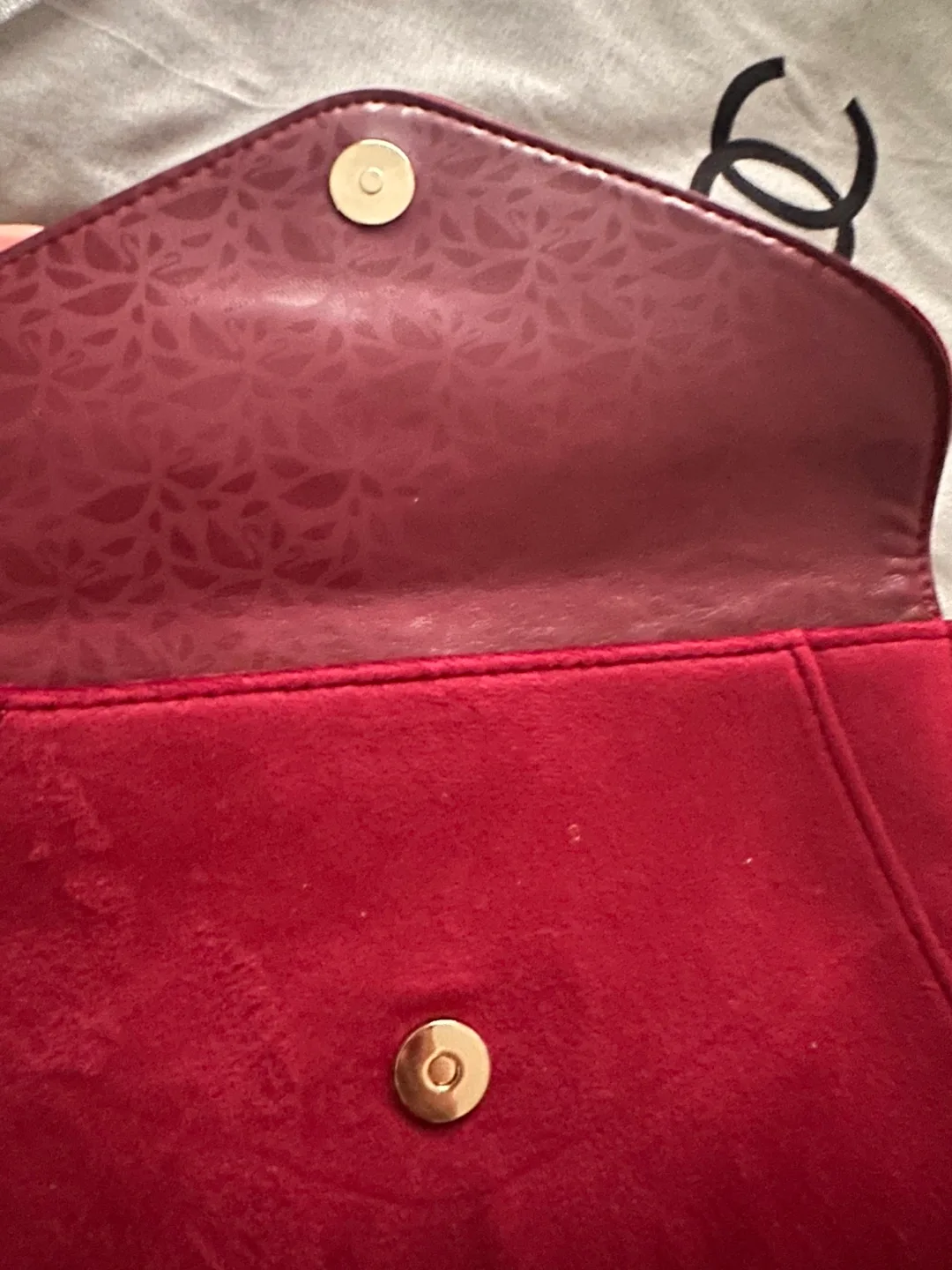 Swarovski Red Clutch & Guess Black Pouch image indicator(5)