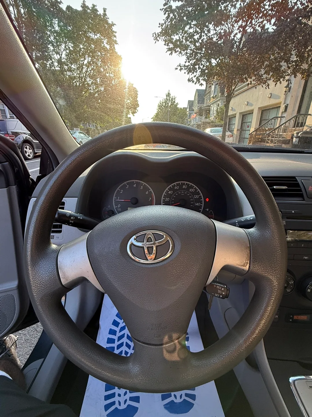 2010 Toyota Corolla LE - 72k miles image indicator(4)