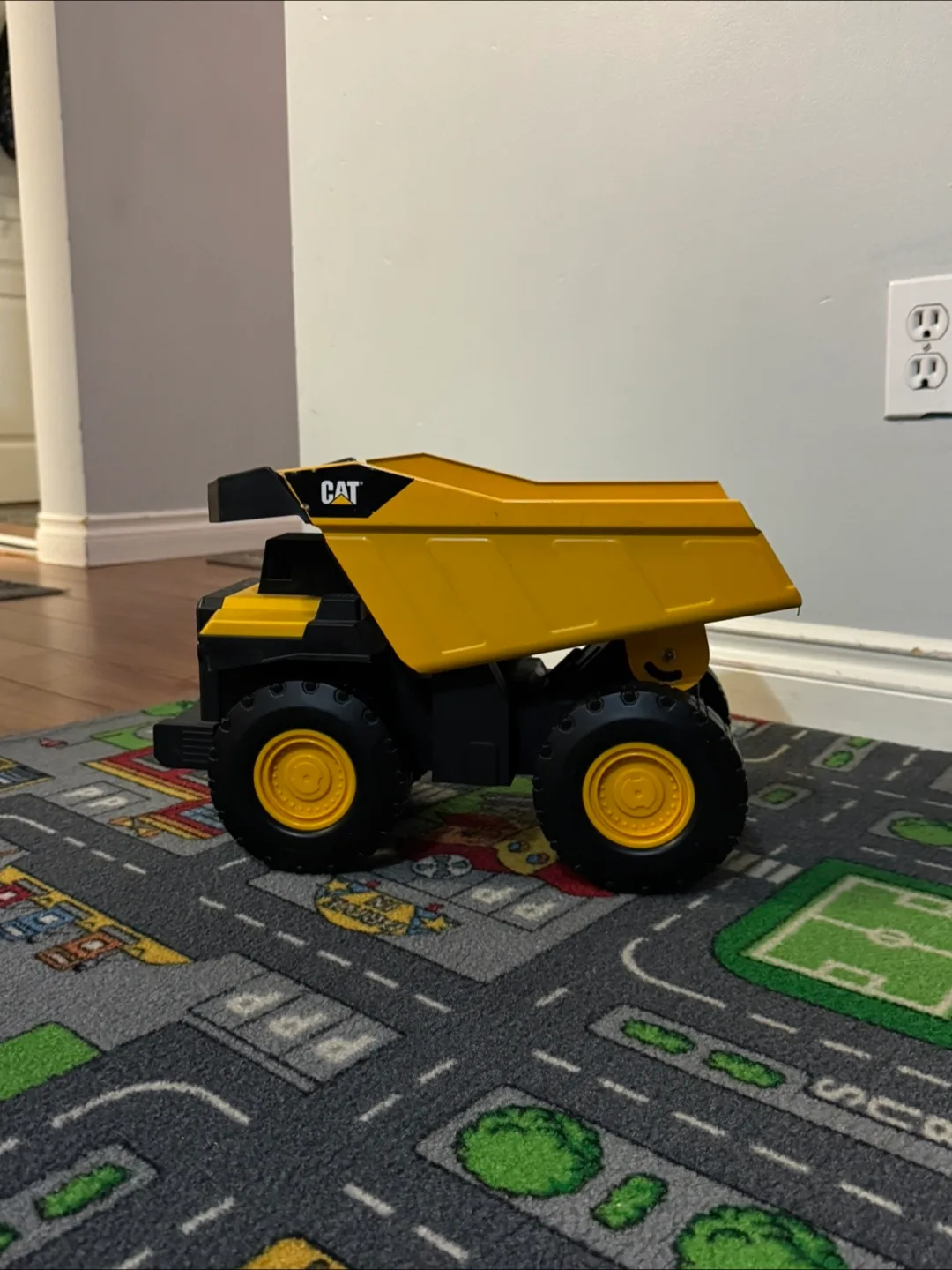 CAT Dump Truck Toy - Yellow & Black image indicator(3)