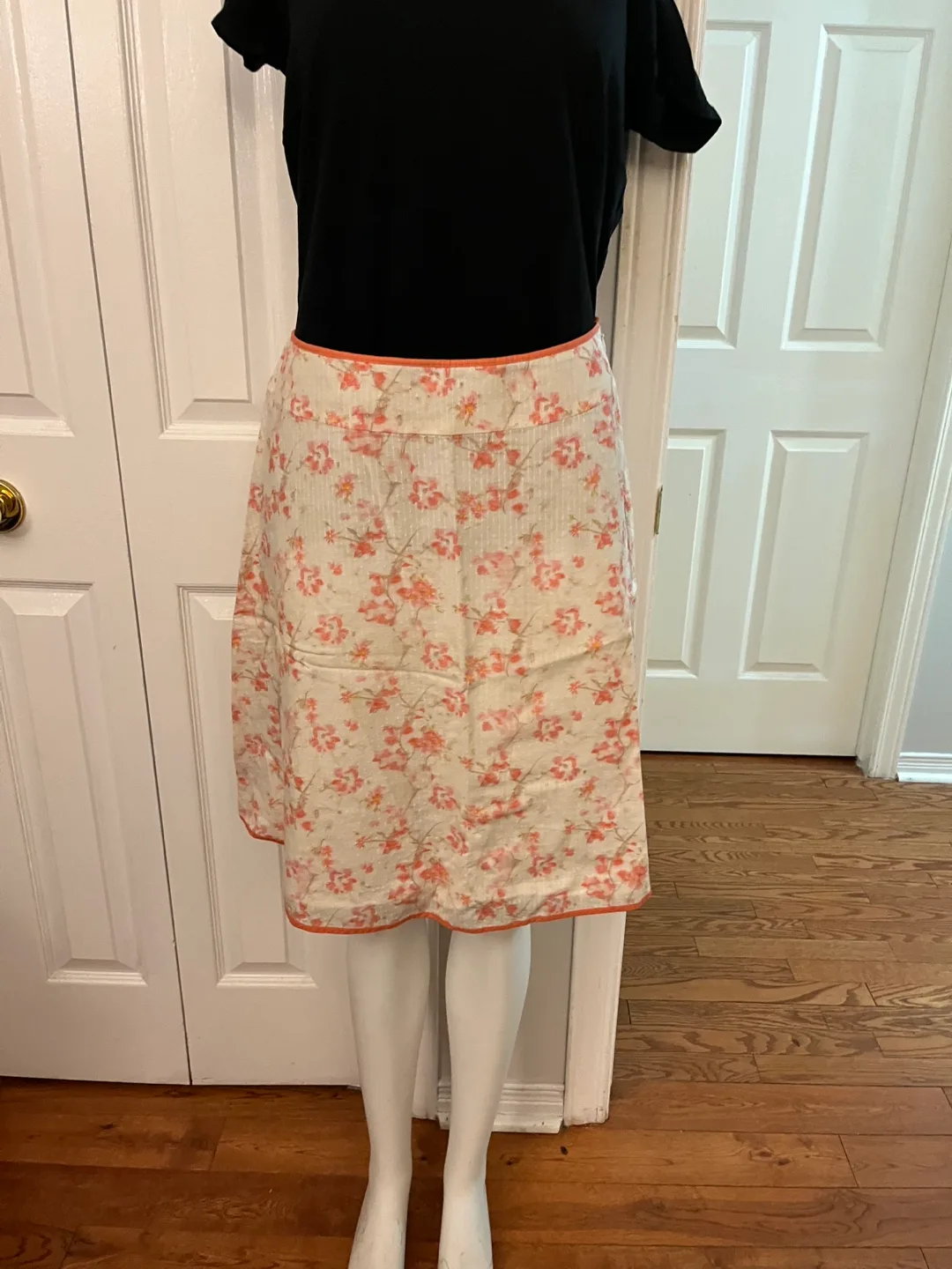 Ann Taylor Floral Skirt - Size 6 image indicator(2)