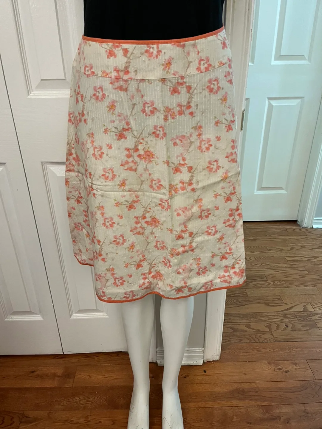 Ann Taylor Floral Skirt - Size 6 image indicator(3)
