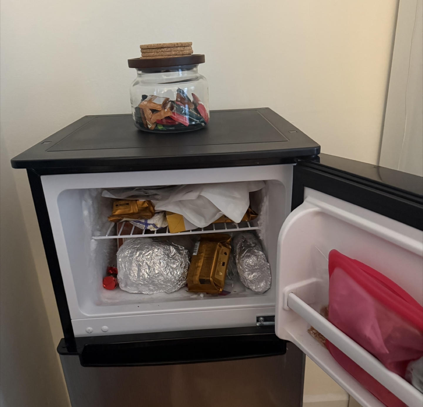 Magic Chef 4.5 Cu. Ft. Mini Refrigerator - photo 4