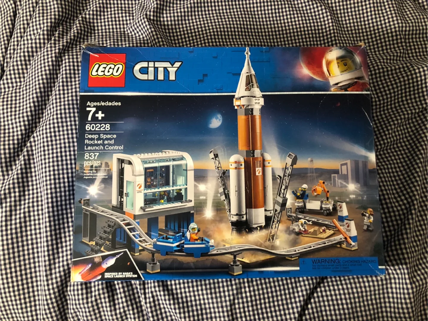 LEGO City 60228 Deep Space Rocket & Launch Control thumbnail
