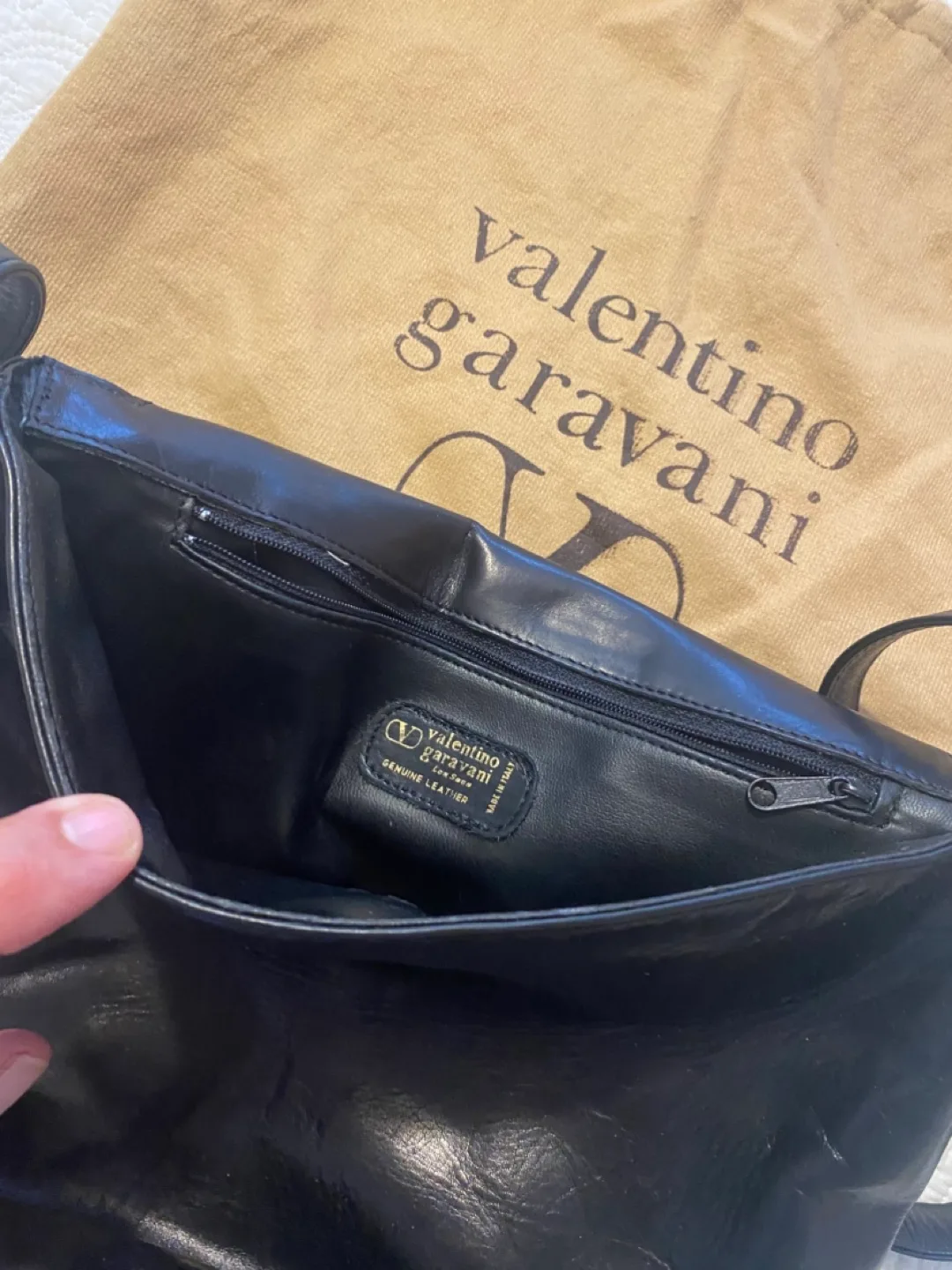Valentino Garavani Black Leather Shoulder Bag image indicator(2)