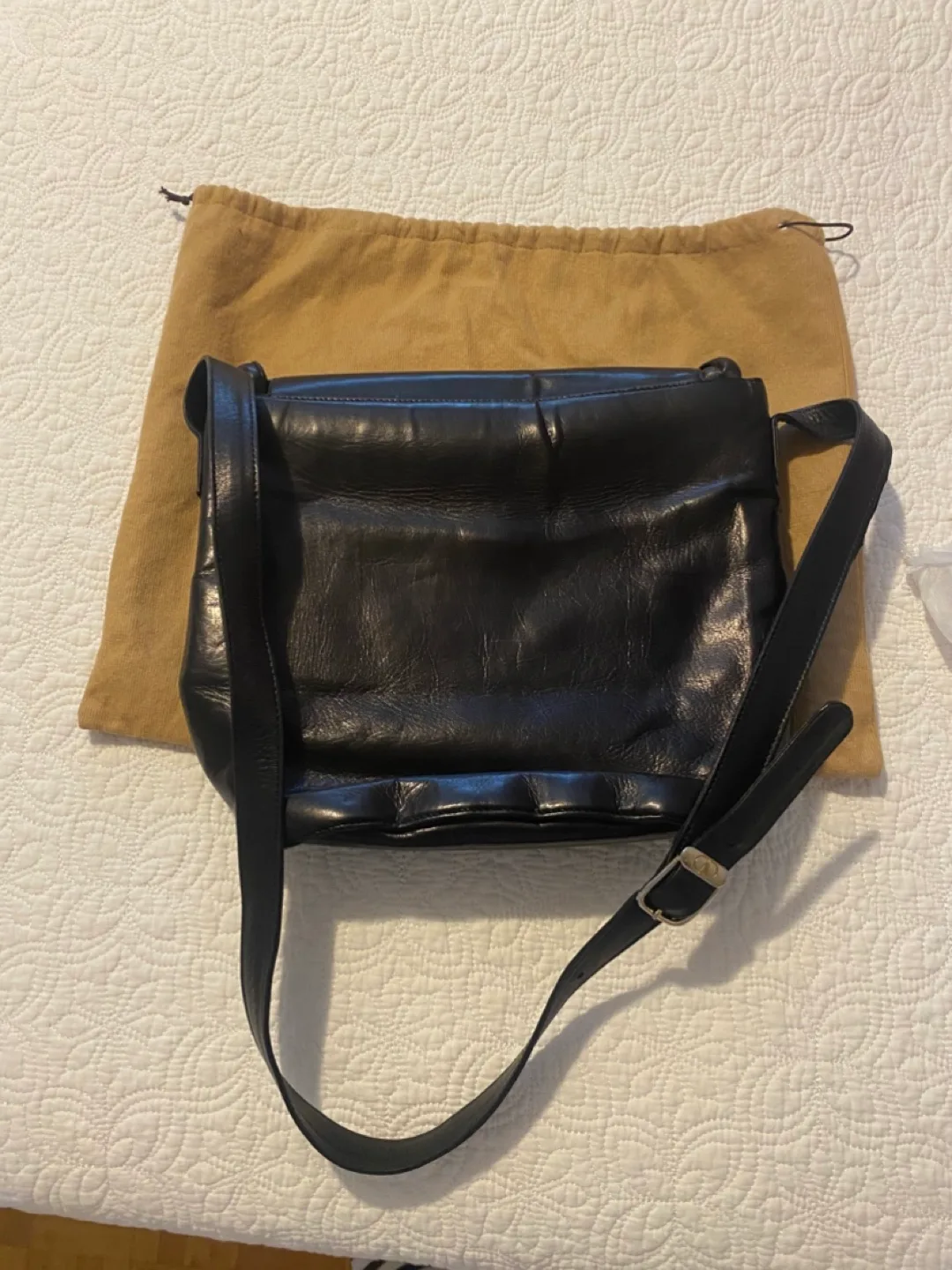 Valentino Garavani Black Leather Shoulder Bag image indicator(6)