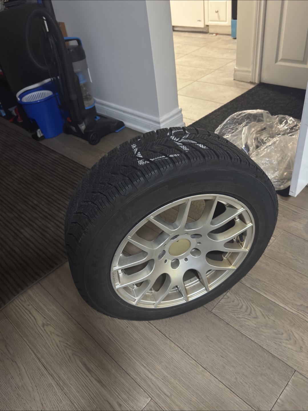 Michelin Winter Tire on Rim 205/55R16 like new - photo 2