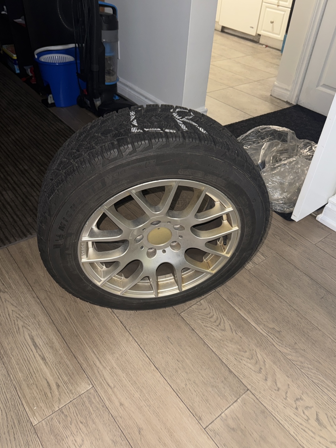 Michelin Winter Tire on Rim 205/55R16 like new - photo 3