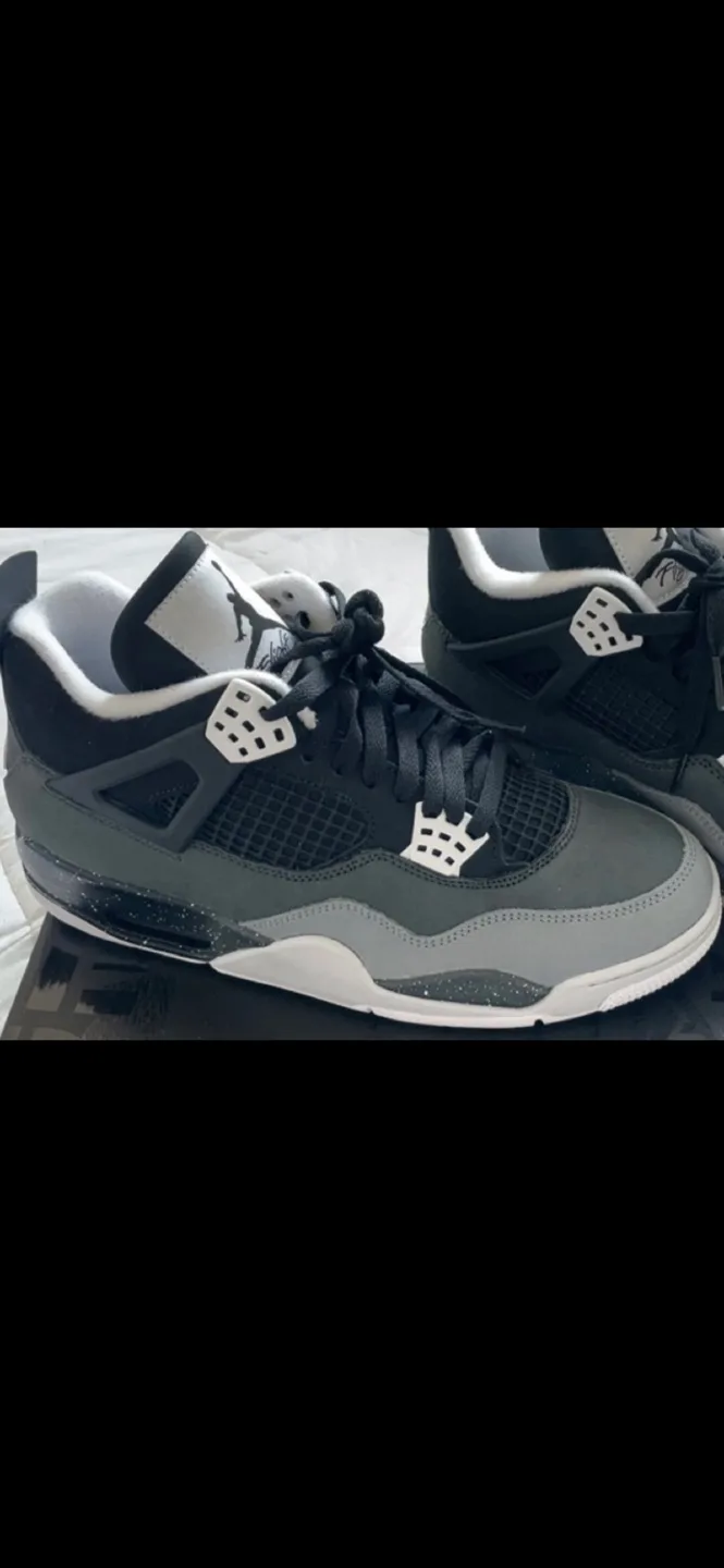 Air Jordan 4 Retro Black/White, Size 8.5 image indicator(3)