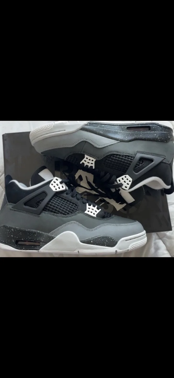 Air Jordan 4 Retro Black/White, Size 8.5 image indicator(2)