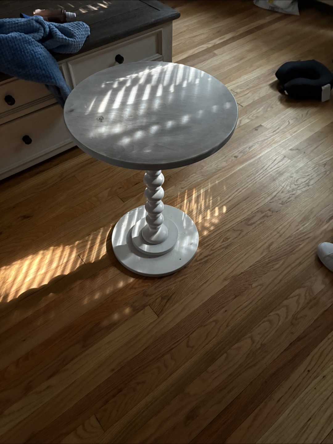 Round White Side Table - photo 2