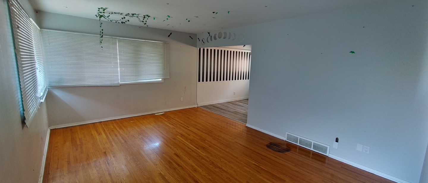 Spacious 2 Bed 2 Bath Bungalow w/ Parking – $1500 All-Inclusive - photo 2