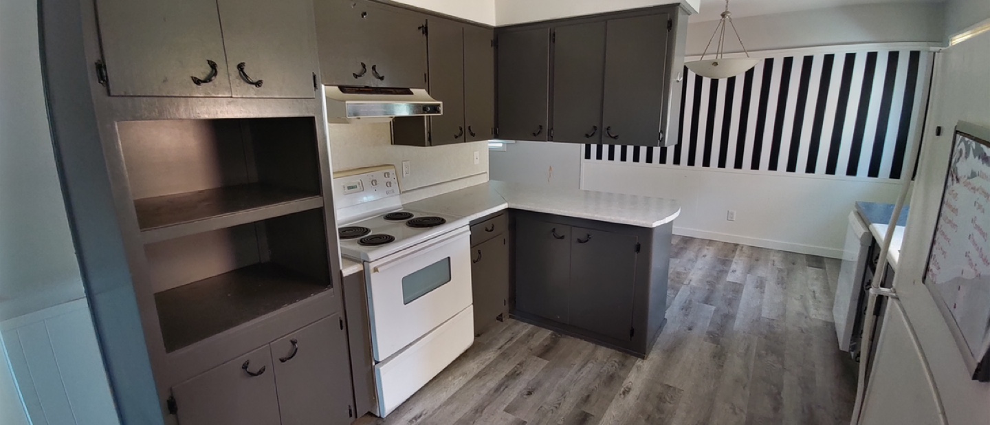 Spacious 2 Bed 2 Bath Bungalow w/ Parking – $1500 All-Inclusive - photo 3