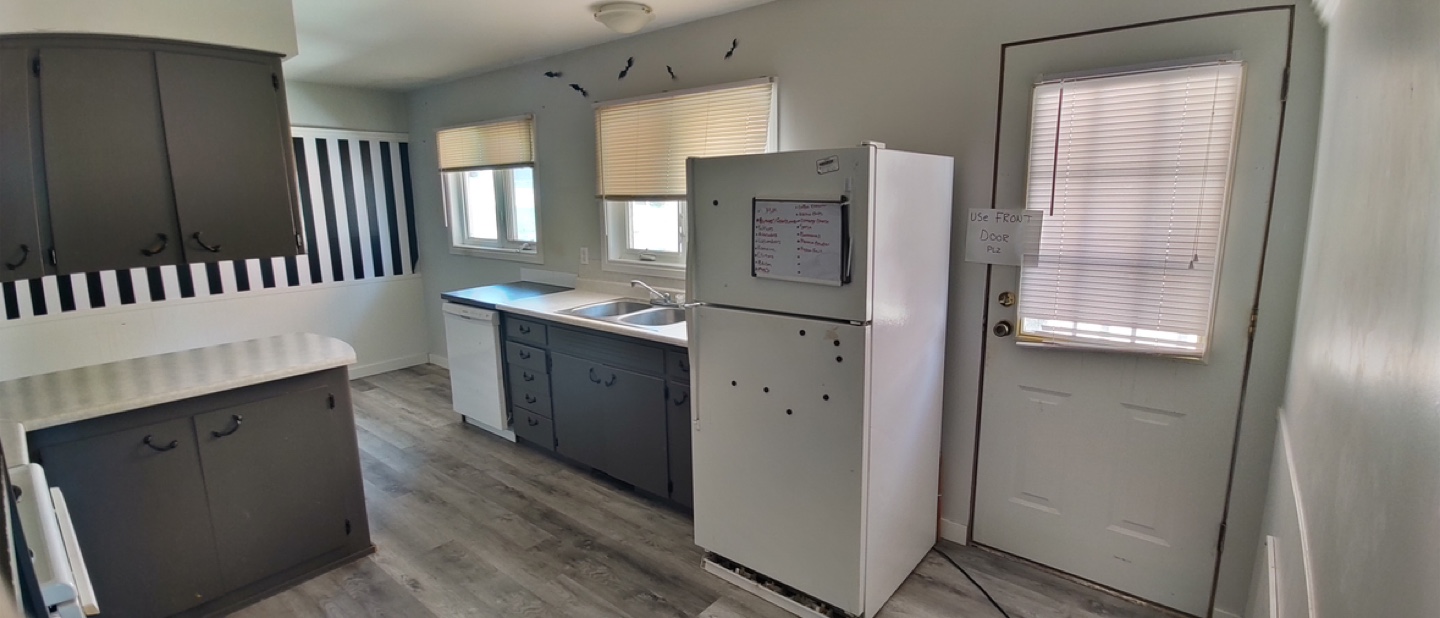 Spacious 2 Bed 2 Bath Bungalow w/ Parking – $1500 All-Inclusive - photo 4