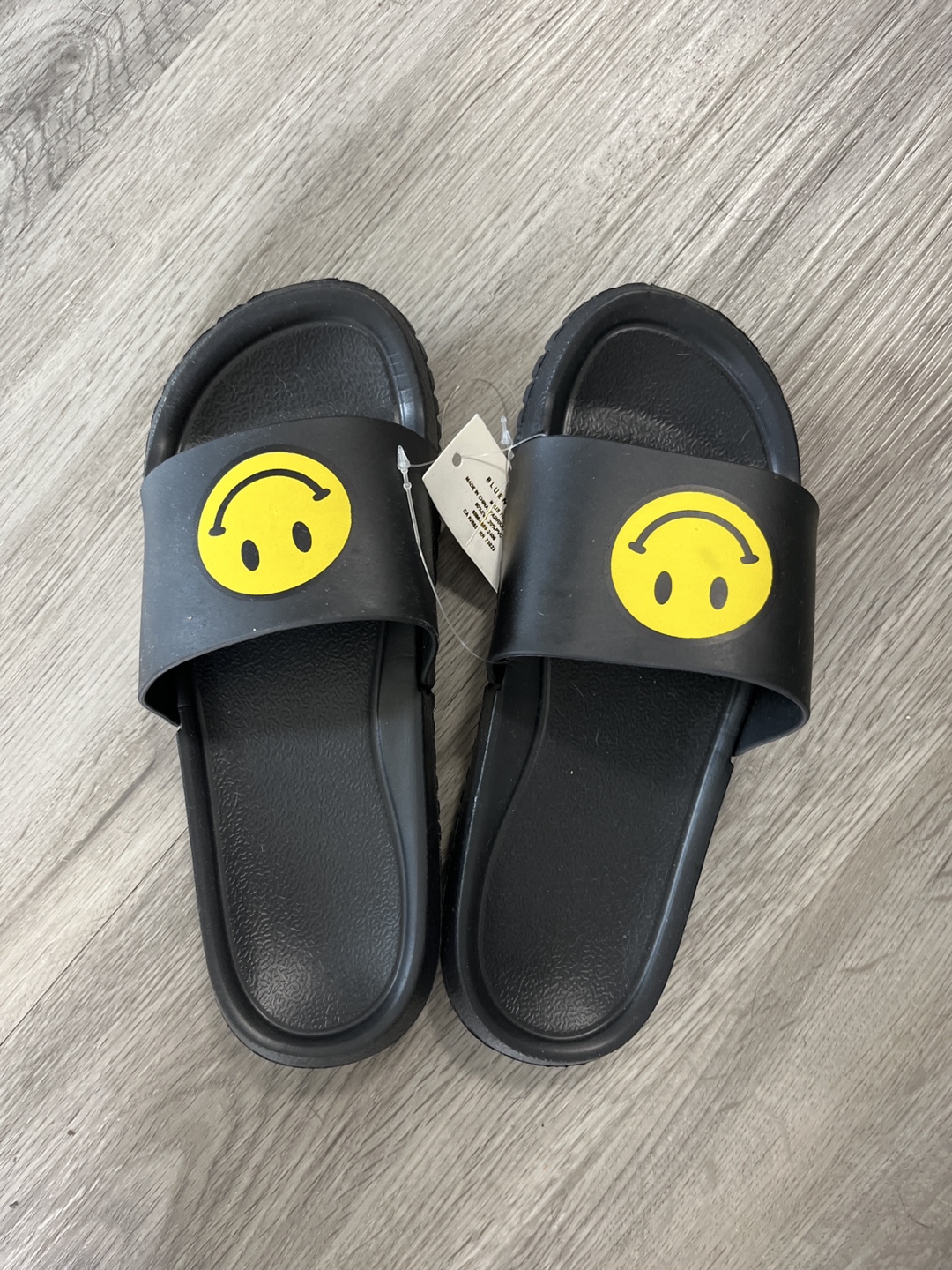 Bluenotes Black Smiley Face Slides 🧡