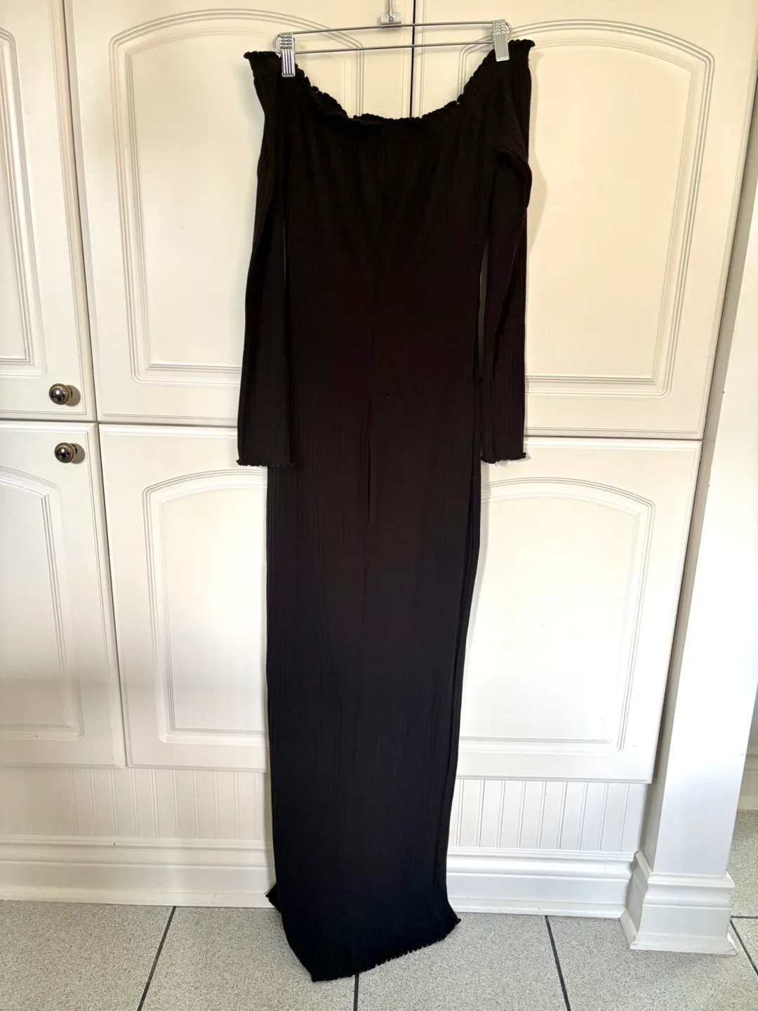 Black Off-Shoulder Maxi Dress image indicator(3)