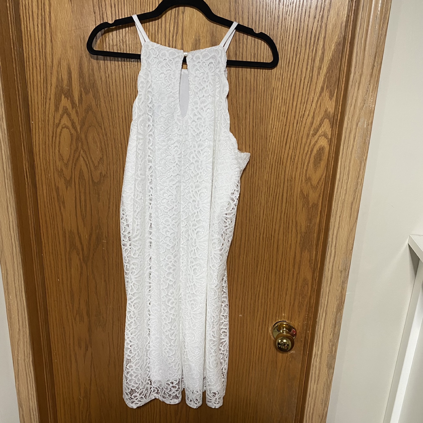 Beautiful, white scalloped special occasion dress - photo 4