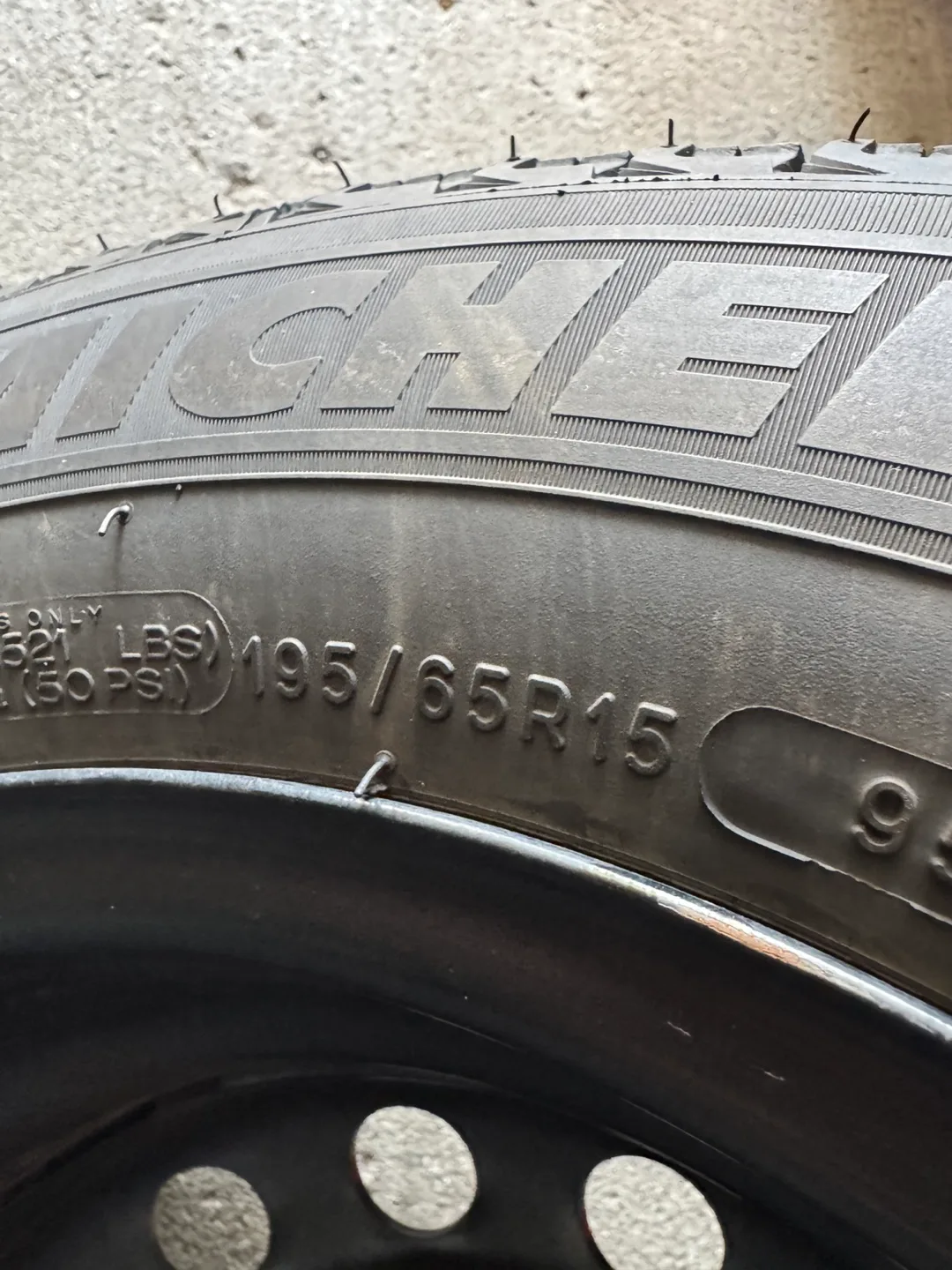 Michelin X-Ice 195/65R15 Winter Tires with rim and rim cover image indicator(3)