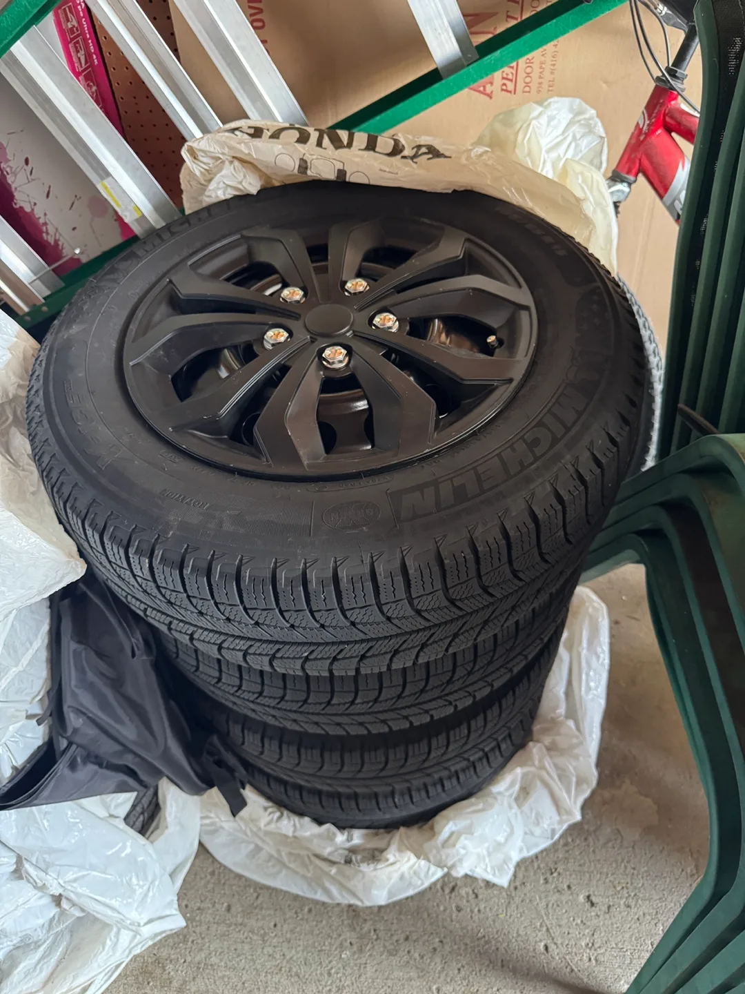 Michelin X-Ice 195/65R15 Winter Tires with rim and rim cover image indicator(2)