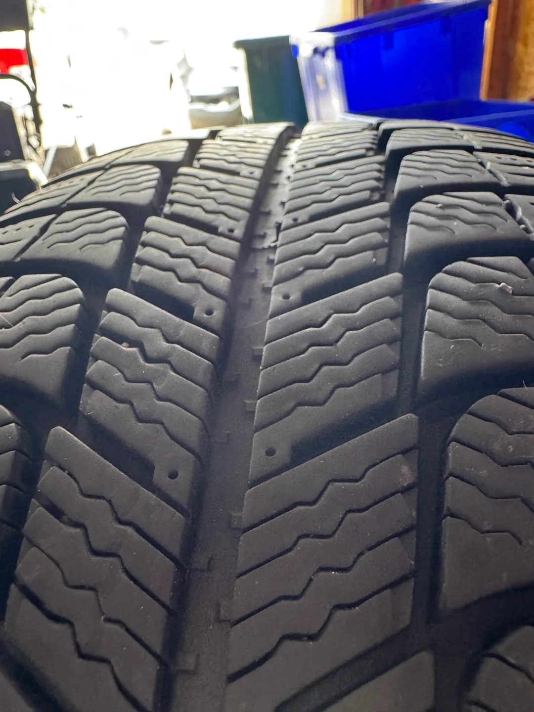 Michelin X-Ice 195/65R15 Winter Tires with rim and rim cover image indicator(4)