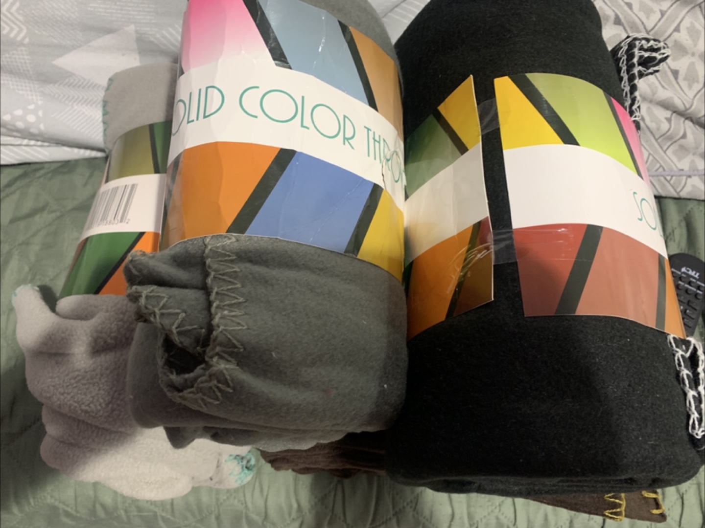 Solid Colour Fleece Throws - 50" x 60" - photo 2