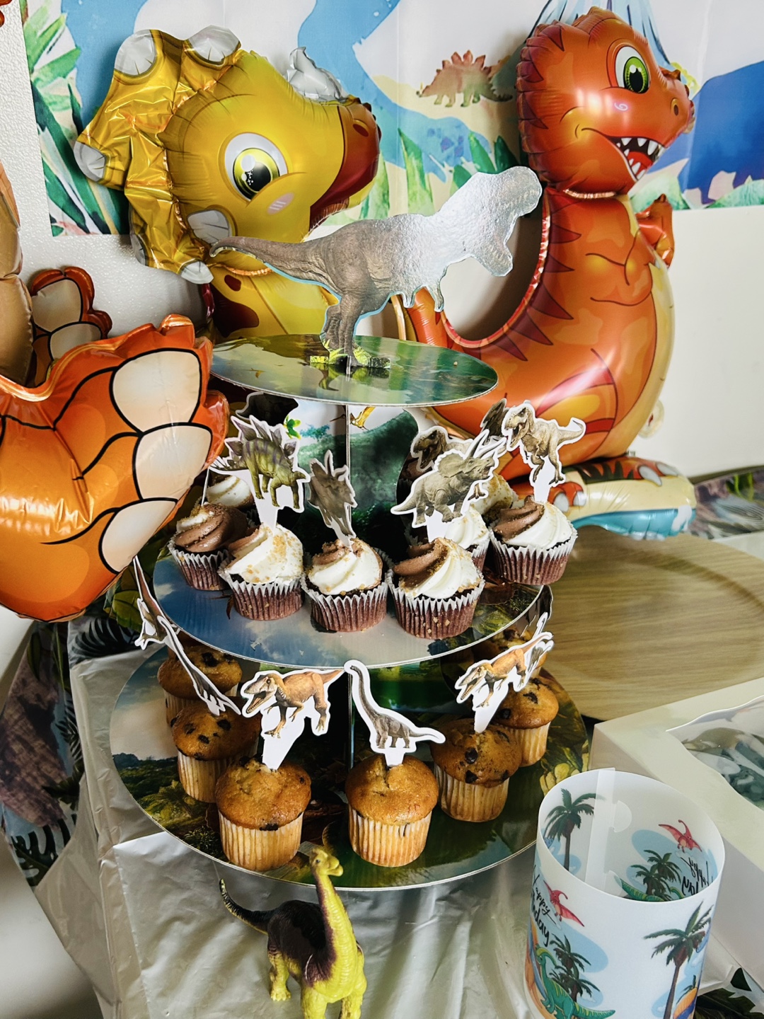 Three-rex party stuffs - photo 4
