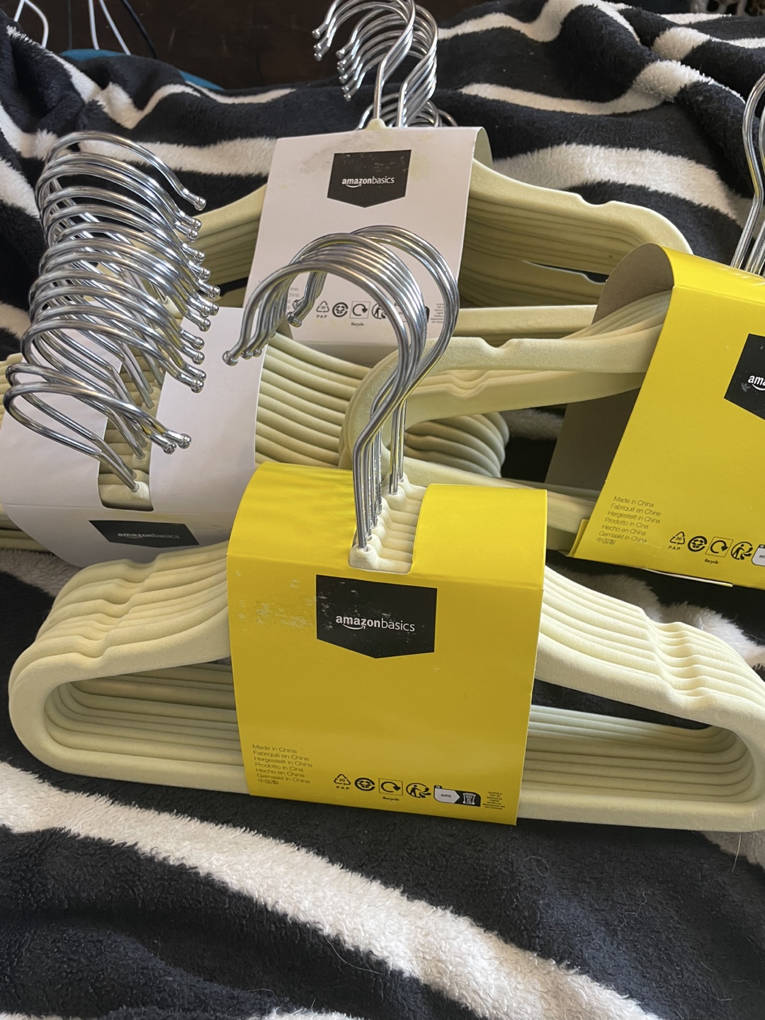 Children’s AmazonBasics Velvet Clothes Hangers, 30 Pack - New - photo 2