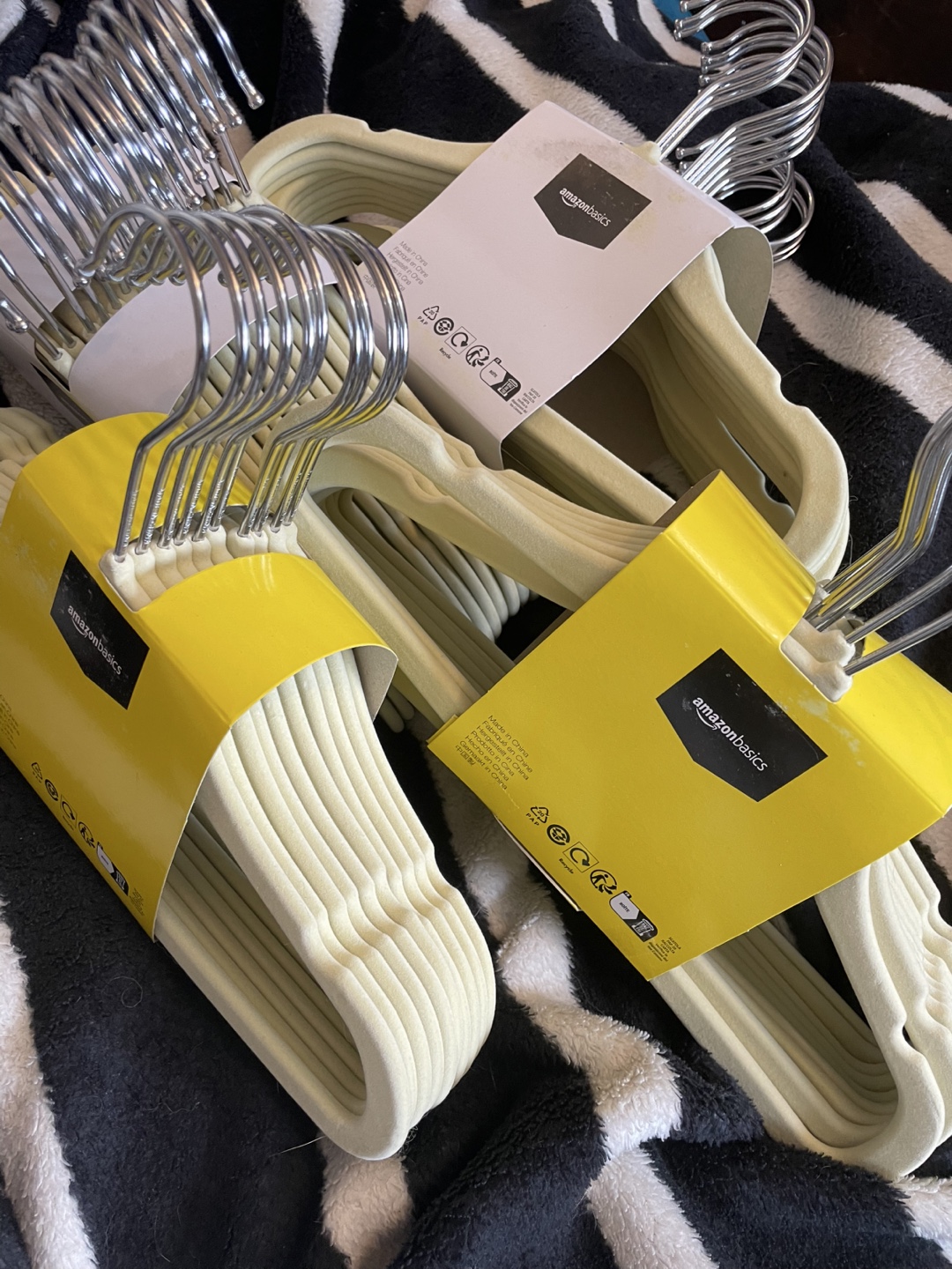 Children’s AmazonBasics Velvet Clothes Hangers, 30 Pack - New - photo 3