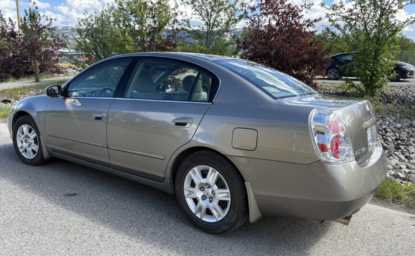 2005 Nissan Altima 4 dr. Sedan. 3.5L V6 - photo 2