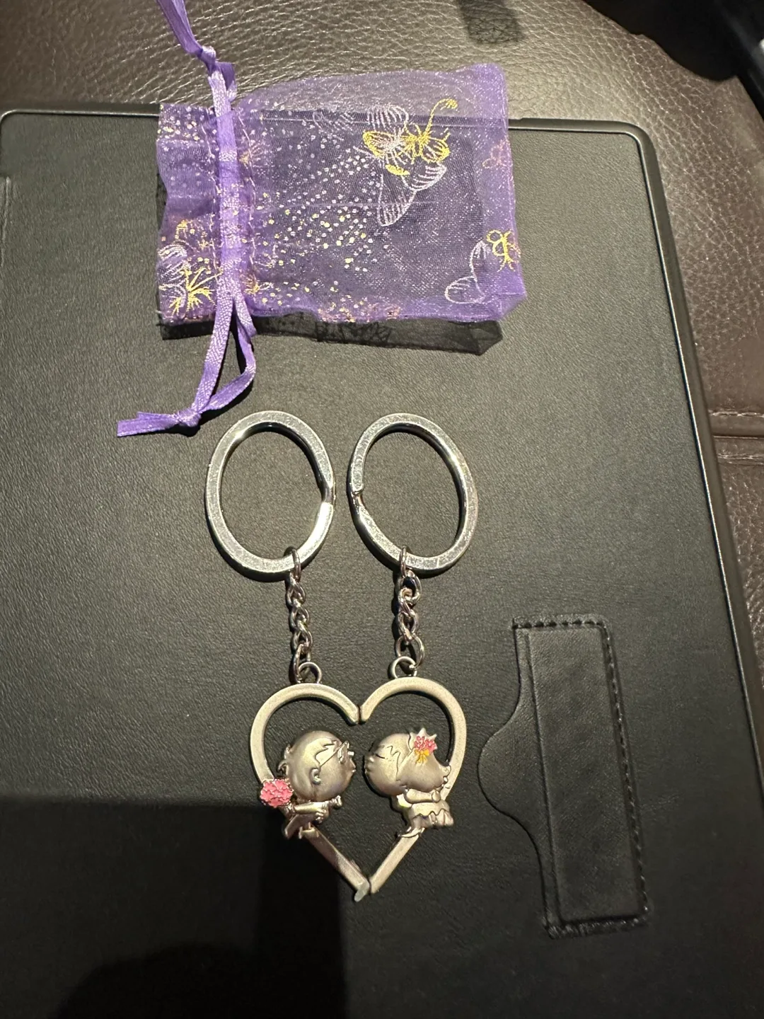Cute Couple Kissing Heart Keychain thumbnail
