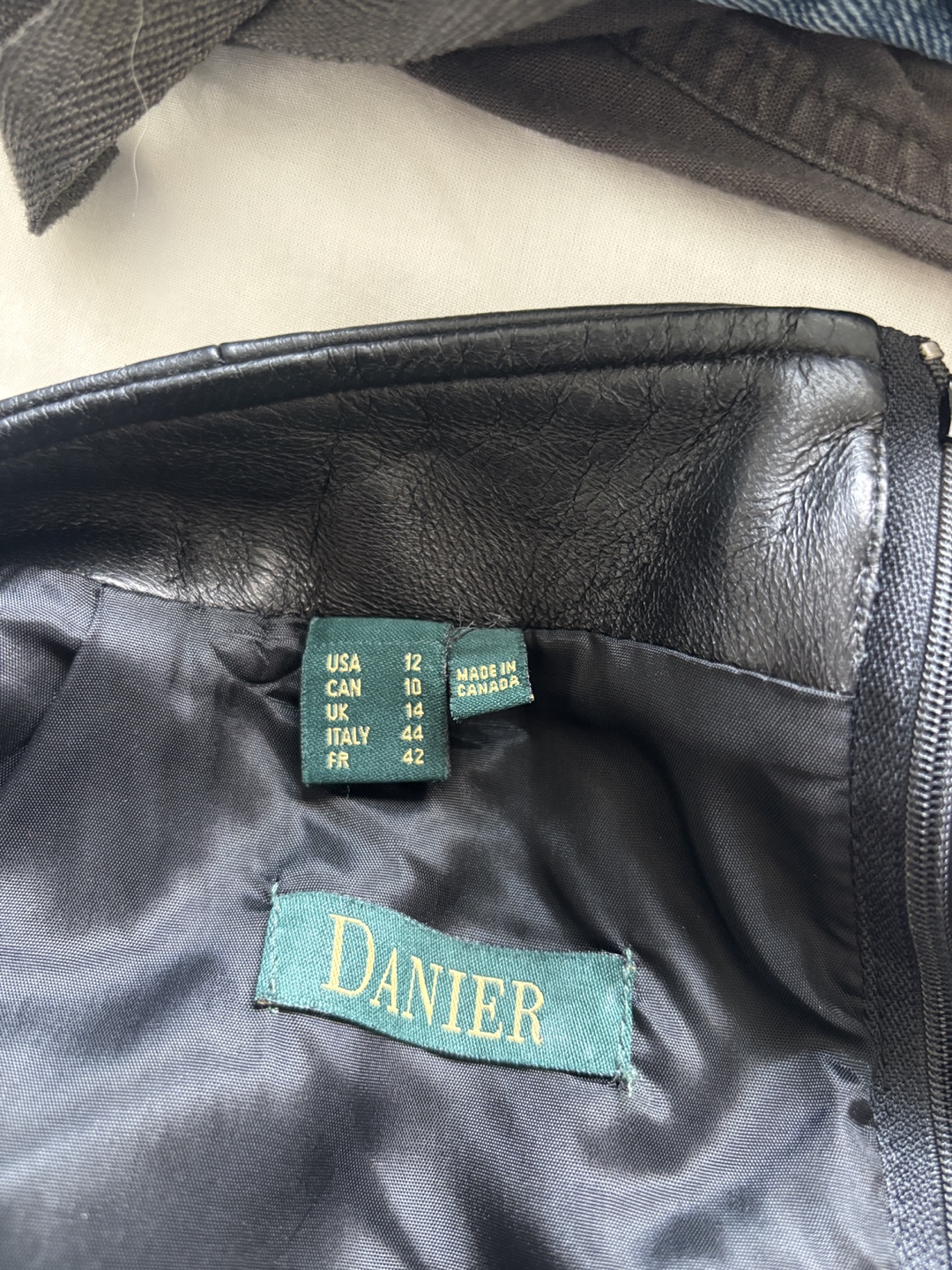 Danier Black Leather Skirt Size 12 - photo 3