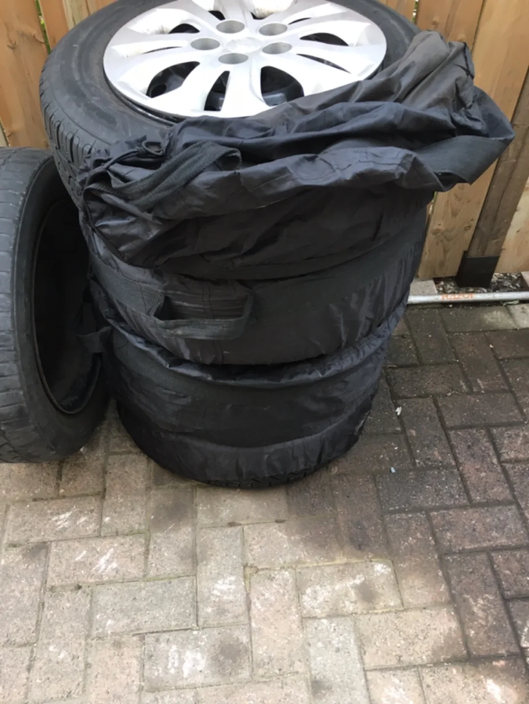 Set of Kia Tires with Covers image indicator(3)