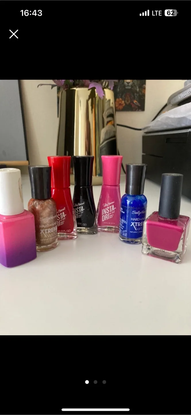 Nail polishes thumbnail