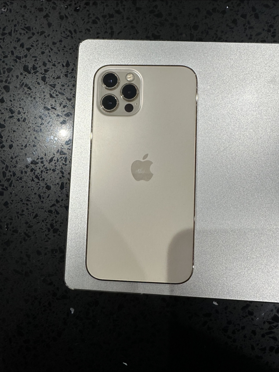 iPhone 12 Pro with accessories - photo 4