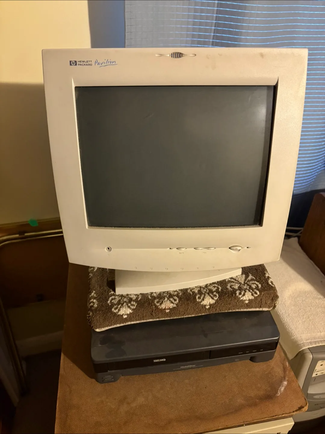 Hewlett Packard Pavilion D3857A CRT Monitor thumbnail