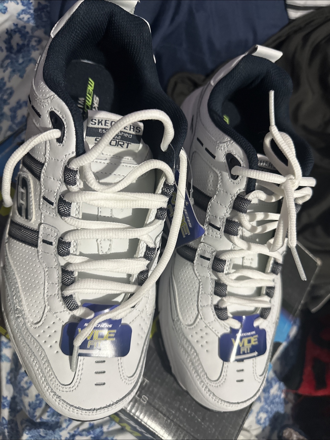 Skechers Vigor 2.0 Serpentine White/Navy - Size 8.5