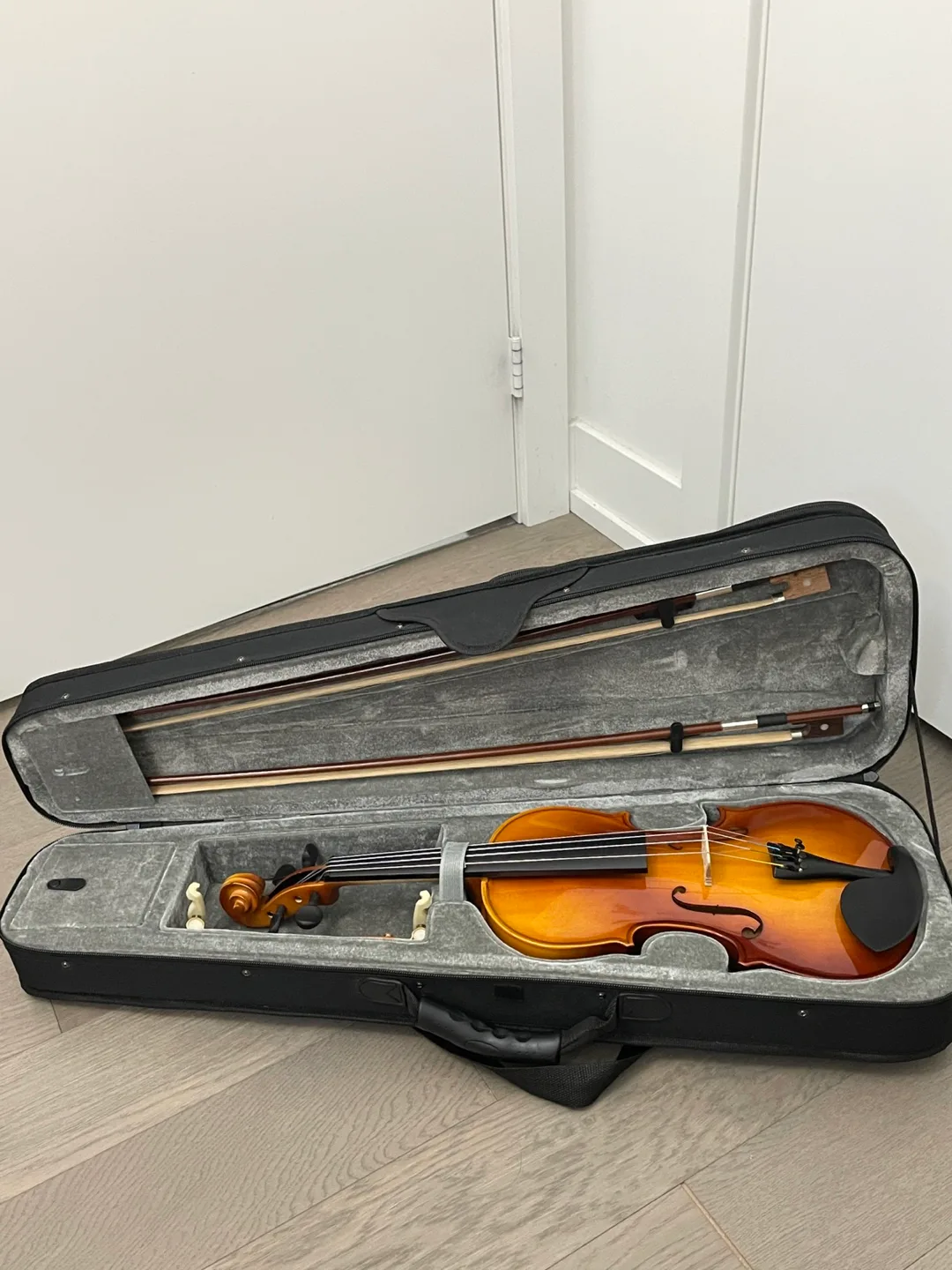 4/4 Full size Violin with Case thumbnail