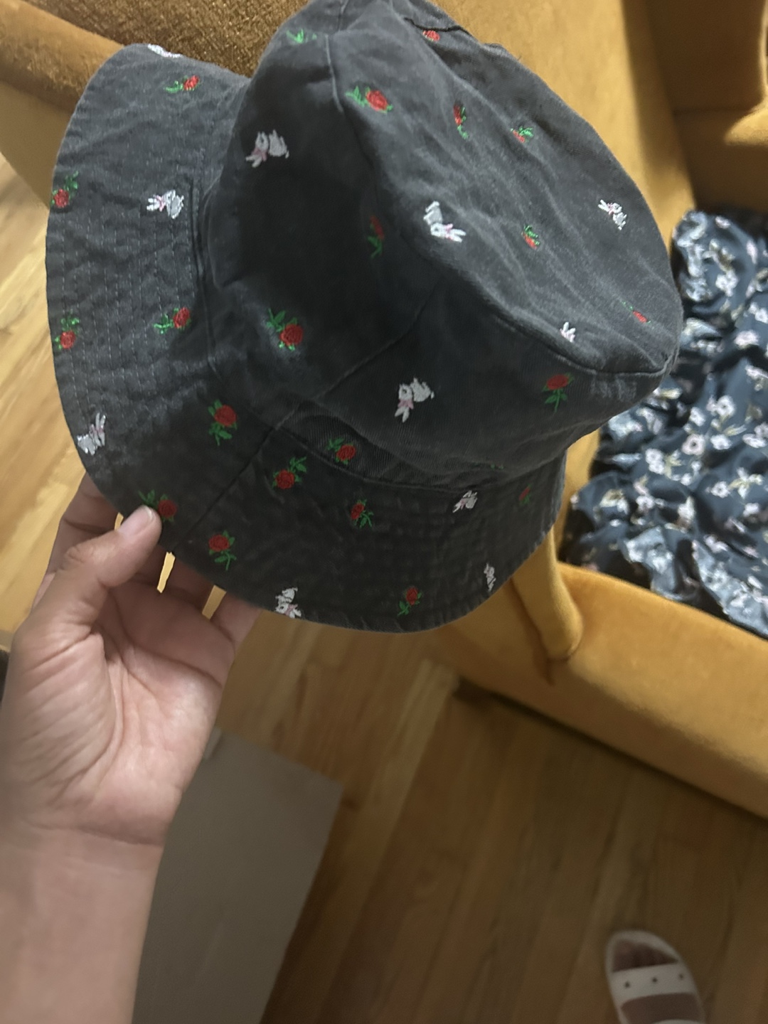 Gray Bucket Hat with Rose & Rabbit Design 🧡 - photo 4