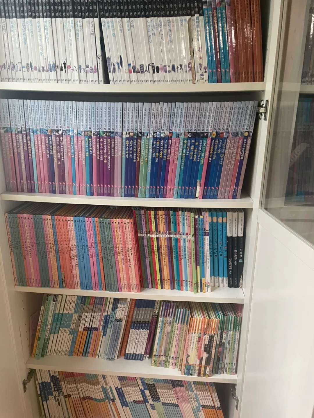 한국책 Bookshelf with Assorted Books image indicator(2)