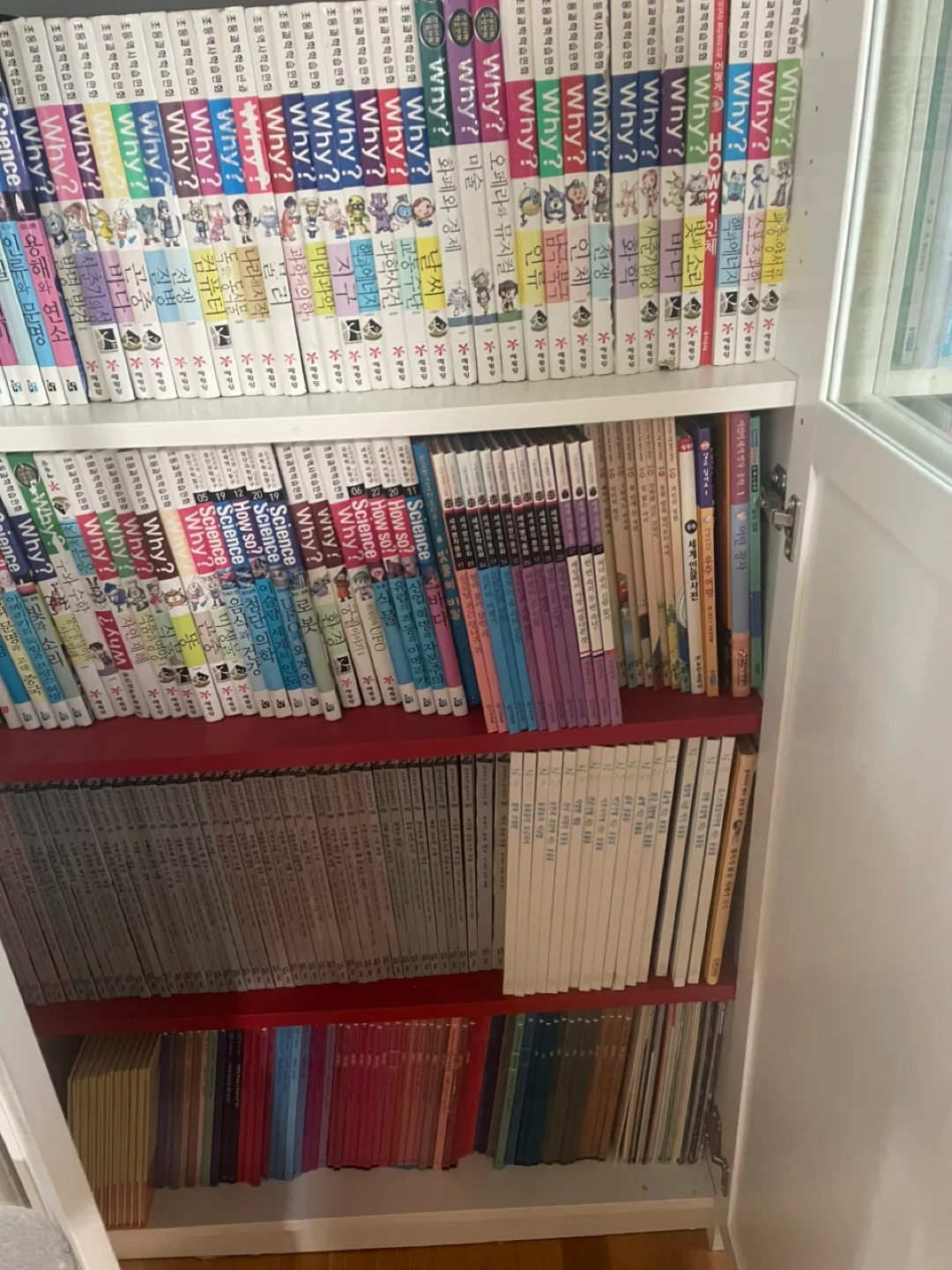 한국책 Bookshelf with Assorted Books image indicator(3)