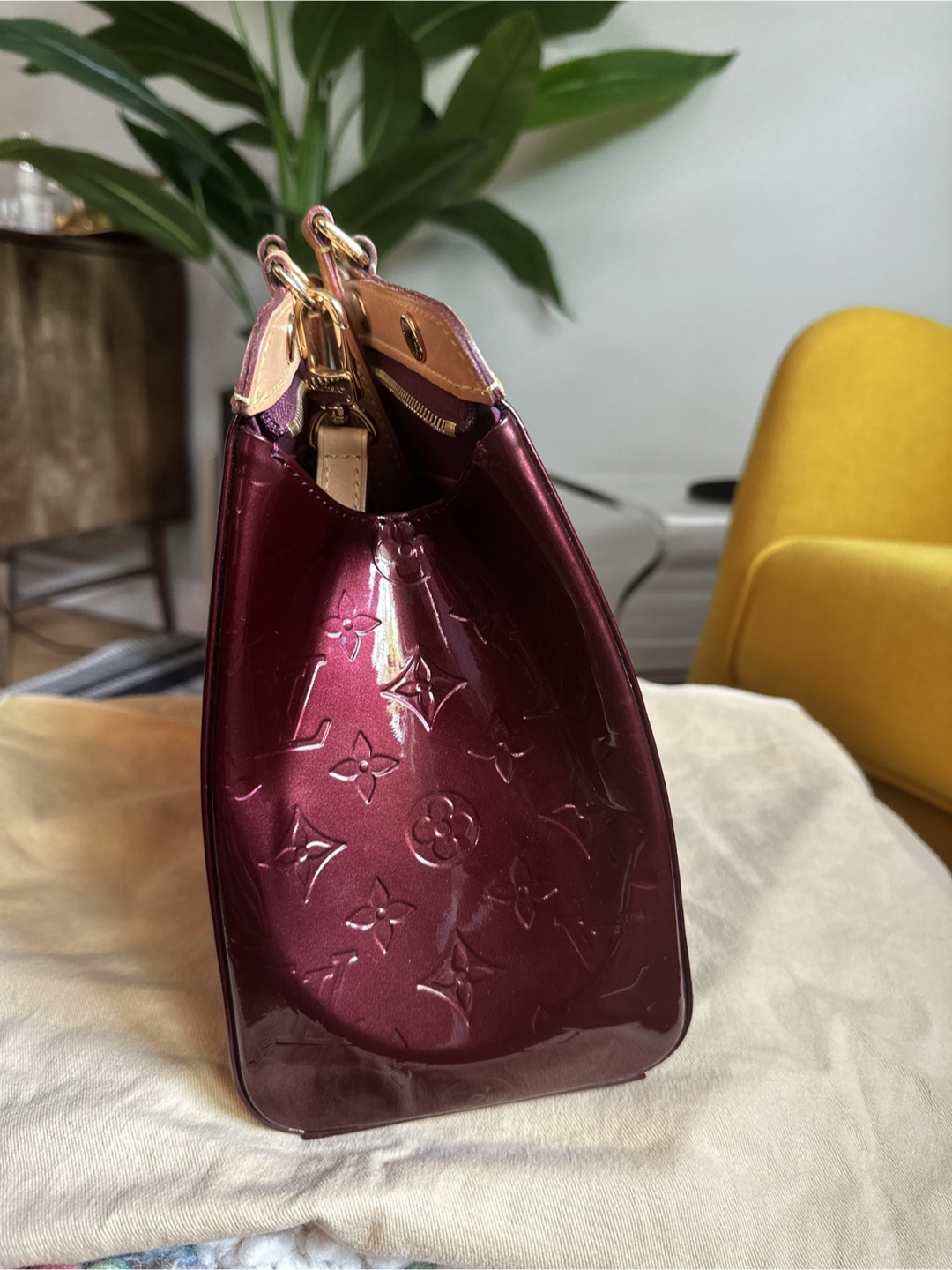 Louis Vuitton Alma MM Amarante Vernis Leather - photo 3