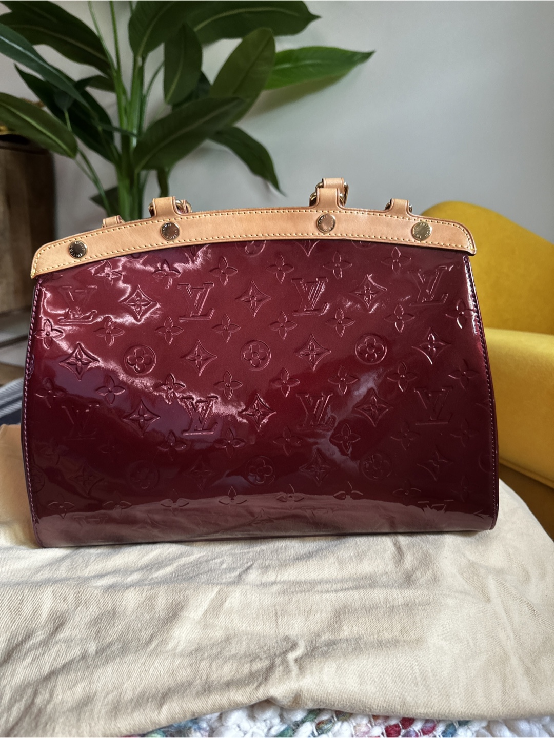 Louis Vuitton Alma MM Amarante Vernis Leather - photo 2