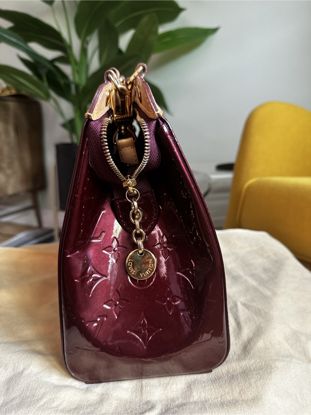 Louis Vuitton Alma MM Amarante Vernis Leather - photo 4