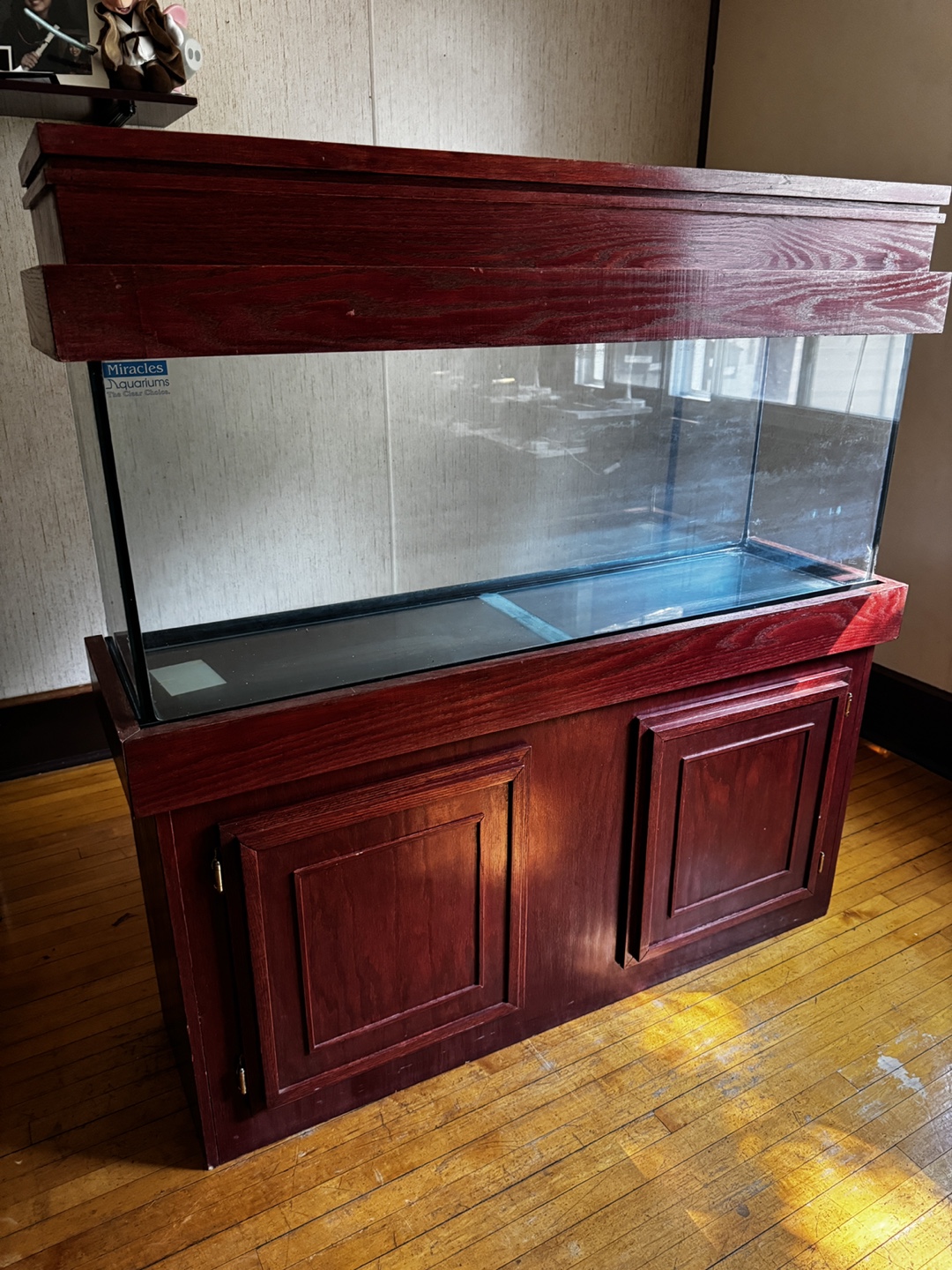 Aquarium / fish tank with wooden stand