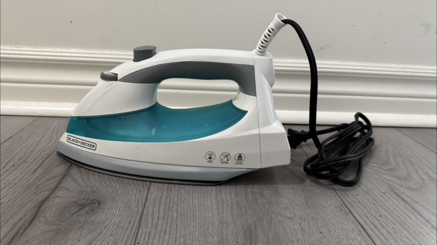 Black+Decker IR0500 Steam Iron - photo 2