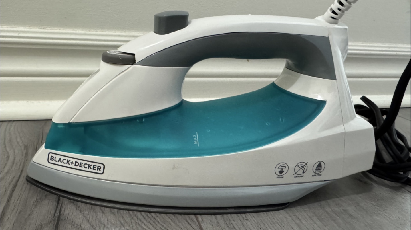 Black+Decker IR0500 Steam Iron - photo 3