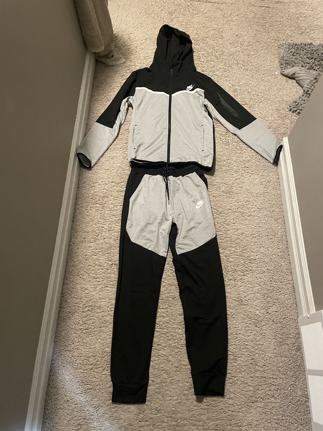 Nike tech fleece ( read description)