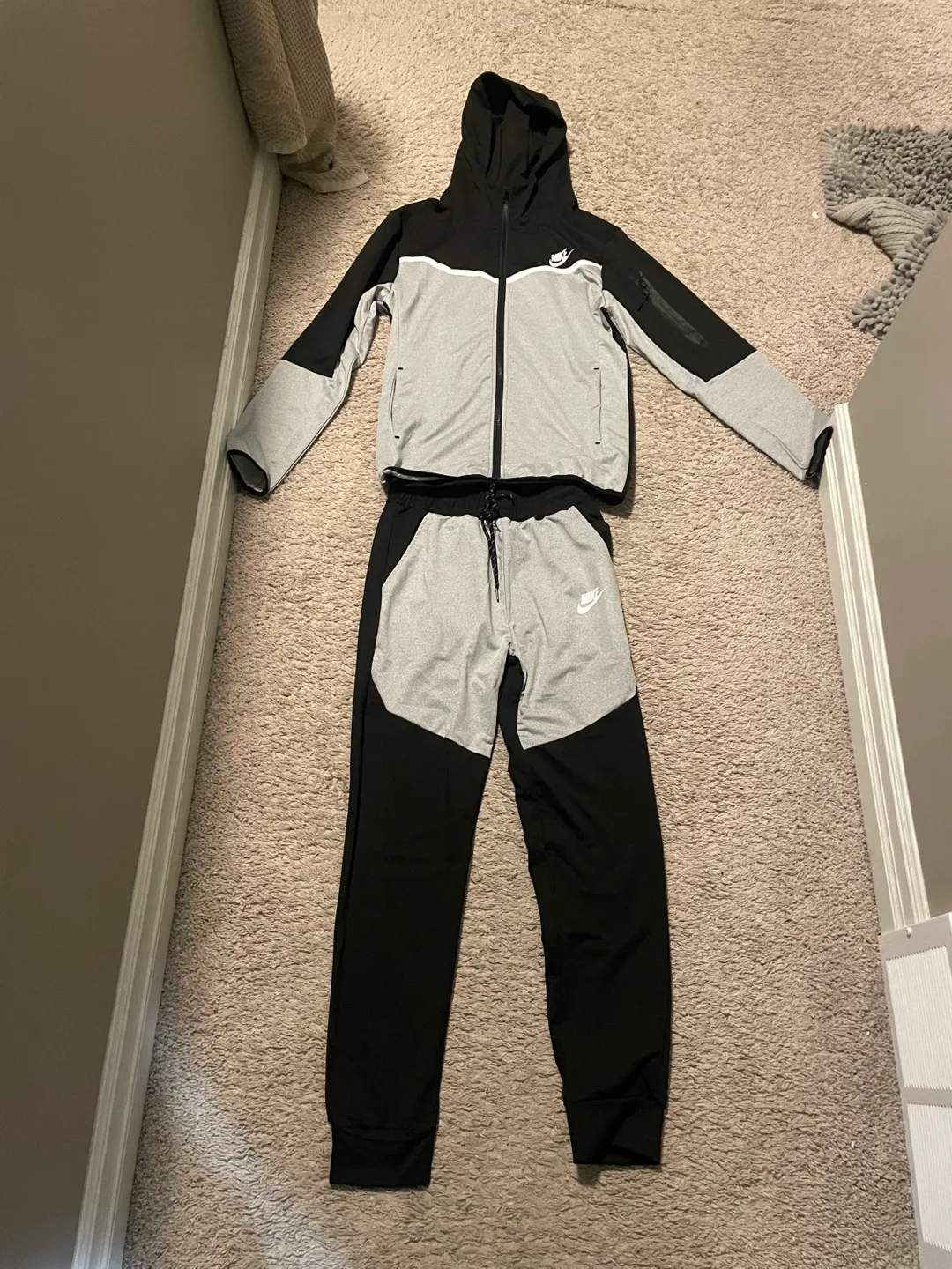 Nike tech fleece ( read description)