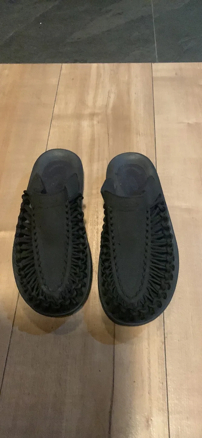 KEEN Woman’s Black Sandals size 8.5 thumbnail