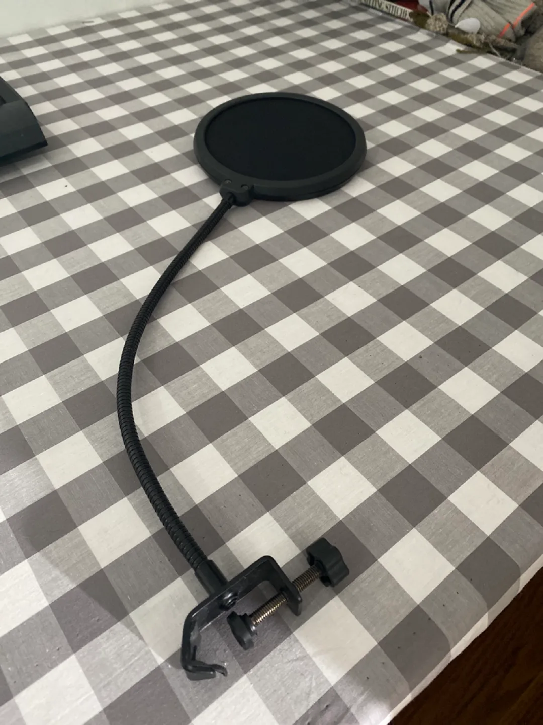 Pop filter for microphone thumbnail